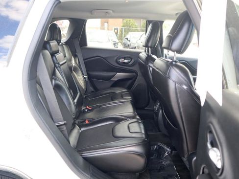 Used 2019 Jeep Cherokee Latitude Plus w/ Cold Weather Group FWD image 12