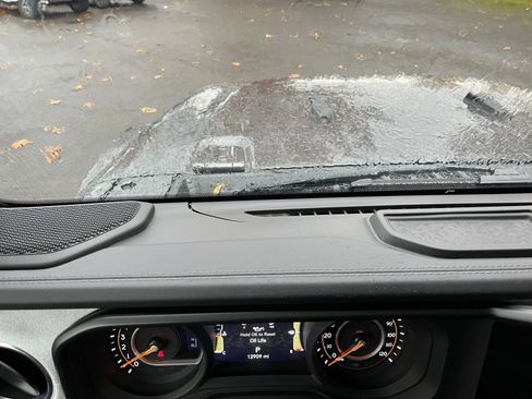 Used 2025 Jeep Wrangler Sahara image 33