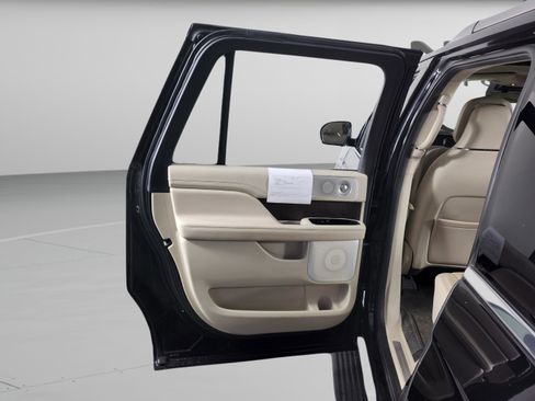Used 2021 Lincoln Navigator L Reserve image 25
