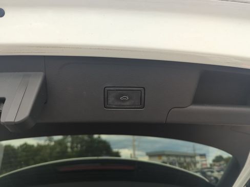 Certified 2021 Volkswagen Atlas Cross Sport SE FWD image 30