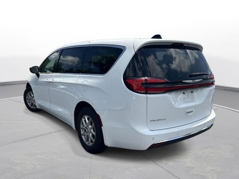 Used 2024 Chrysler Pacifica Touring-L FWD image 8