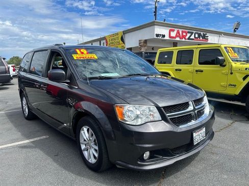 Used 2019 Dodge Grand Caravan SXT FWD image 2