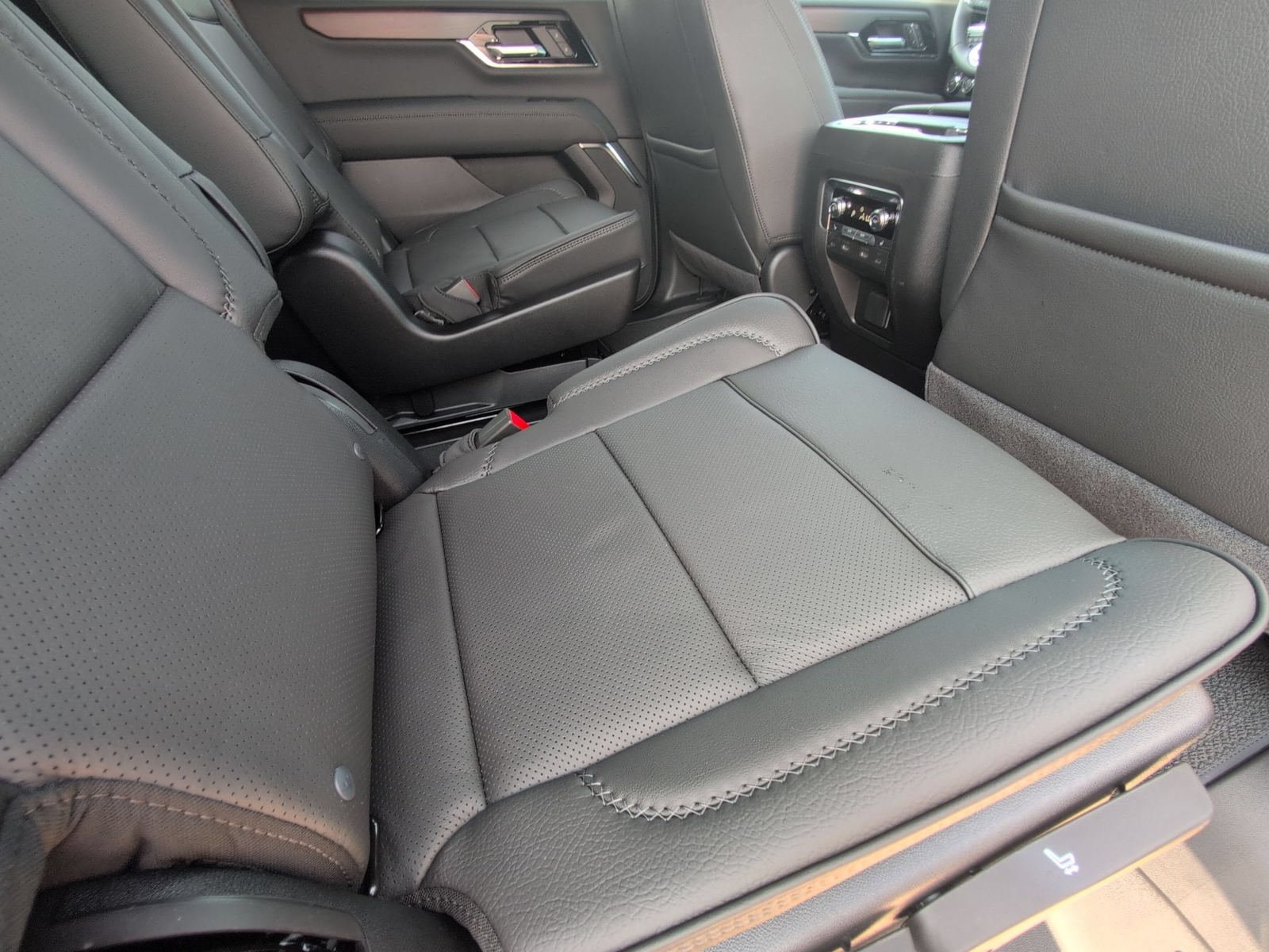 New 2026 GMC Yukon Denali w/ Denali Reserve Package AWD/4WD image 30