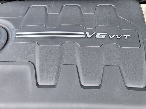 Used 2018 Jeep Cherokee Latitude Plus w/ Comfort/Convenience Group image 20