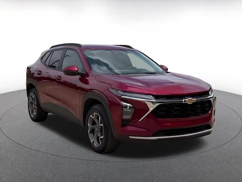 Used 2025 Chevrolet Trax LT FWD image 3