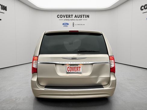 Used 2016 Chrysler Town & Country Touring image 4