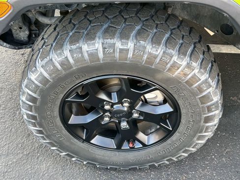 Used 2019 Jeep Wrangler Unlimited Sahara w/ Quick Order Package 24M Moab image 7