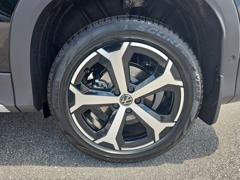 Used 2025 Volkswagen Tiguan SE image 31