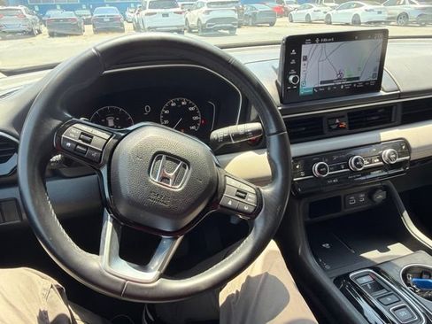 Used 2025 Honda Pilot Touring image 17