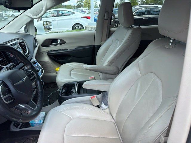 Used 2018 Chrysler Pacifica Touring-L FWD image 18