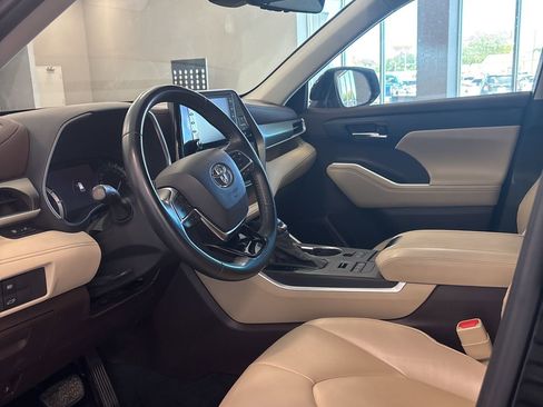 Used 2021 Toyota Highlander XLE image 9