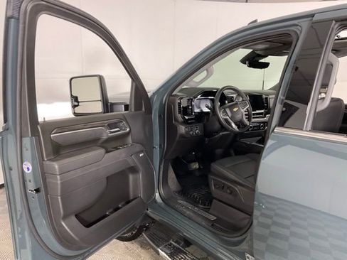Used 2025 Chevrolet Silverado 2500 LTZ w/ LTZ Convenience Package image 28