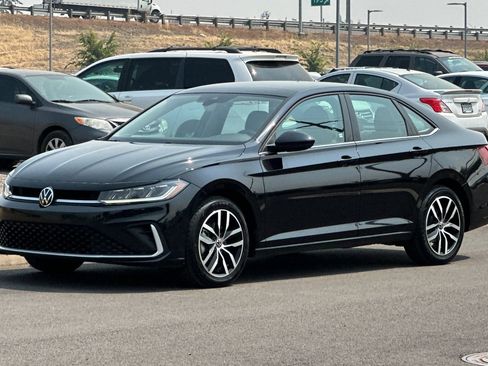 Used 2025 Volkswagen Jetta SE FWD image 7