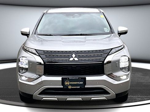 Used 2023 Mitsubishi Outlander SE image 2