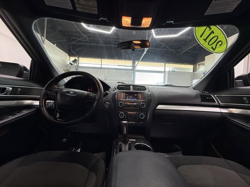 Used 2017 Ford Explorer XLT image 12