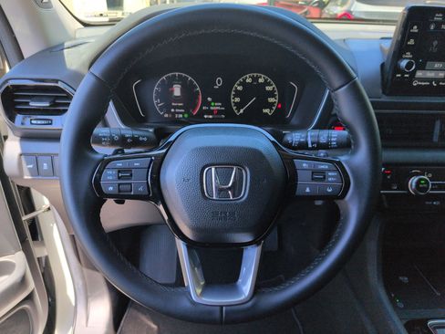 Used 2025 Honda Pilot Touring image 17