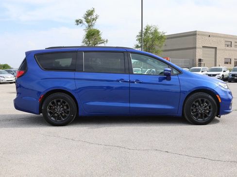 Used 2021 Chrysler Pacifica Touring w/ S Appearance Package FWD image 7