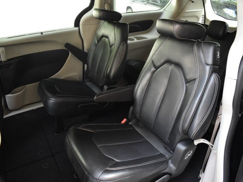 Used 2024 Chrysler Pacifica Touring-L FWD image 36