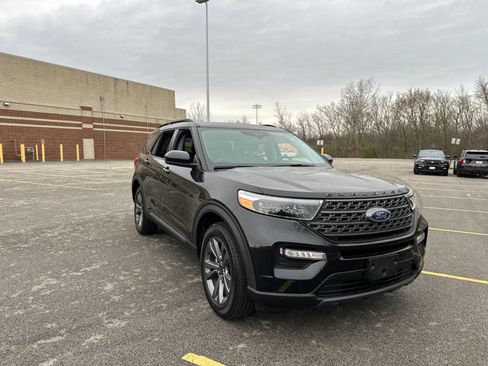 Used 2022 Ford Explorer XLT w/ Equipment Group 202A image 10