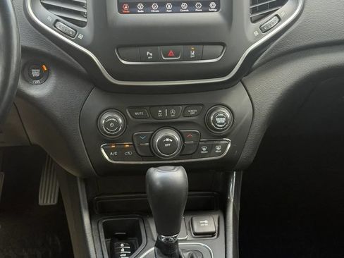 Used 2021 Jeep Cherokee Latitude Plus w/ Mopar Interior Package FWD image 16