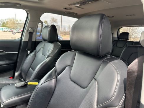 Used 2025 Kia Telluride S image 3