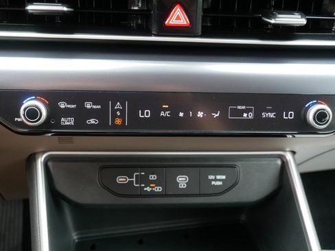 Used 2025 Kia Carnival FWD image 23