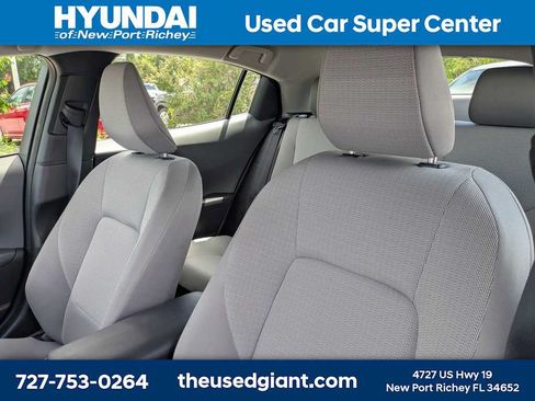 Used 2024 Toyota Prius LE FWD image 3