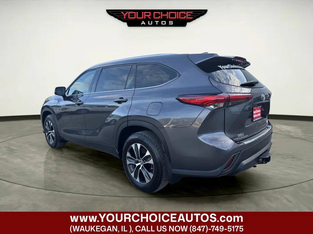 Used 2021 Toyota Highlander XLE AWD/4WD image 3
