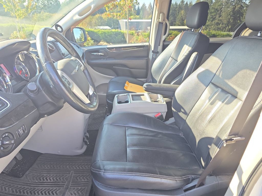 Used 2016 Chrysler Town & Country Touring w/ Driver Convenience Group FWD image 4