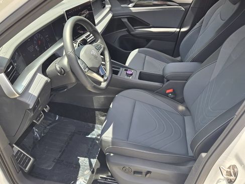 Certified 2025 Volkswagen Tiguan SE R-Line FWD image 10