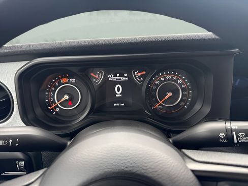 Used 2025 Jeep Wrangler Sport AWD/4WD image 13