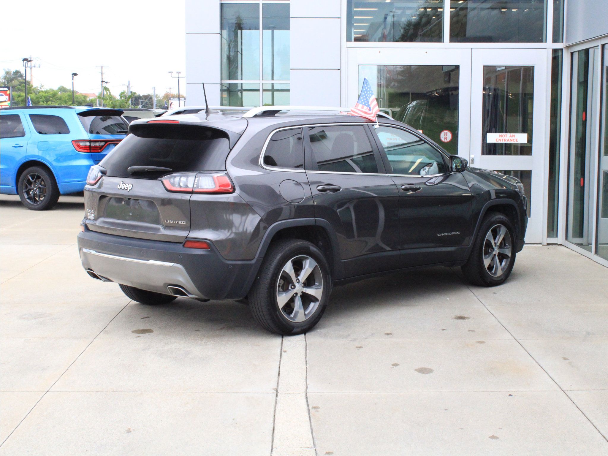 Used 2019 Jeep Cherokee Limited w/ Technology Group AWD/4WD image 6