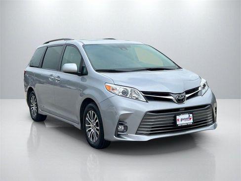 Used 2018 Toyota Sienna XLE w/ XLE Navigation Package image 3