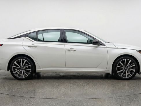 Used 2025 Nissan Altima 2.5 SV FWD image 11
