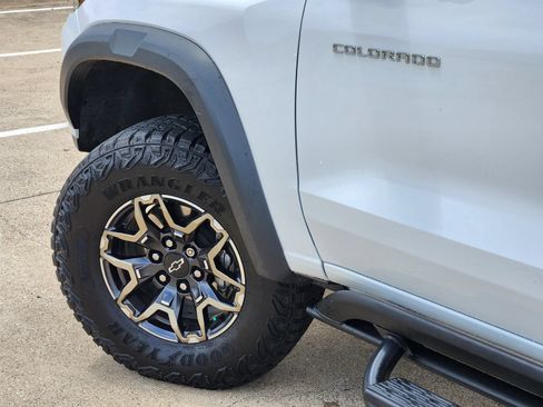 Used 2024 Chevrolet Colorado ZR2 w/ Technology Package AWD/4WD image 17