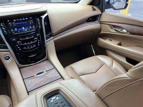 Used 2016 Cadillac Escalade Platinum image 15