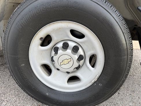 Used 2013 Chevrolet Express 2500 image 16