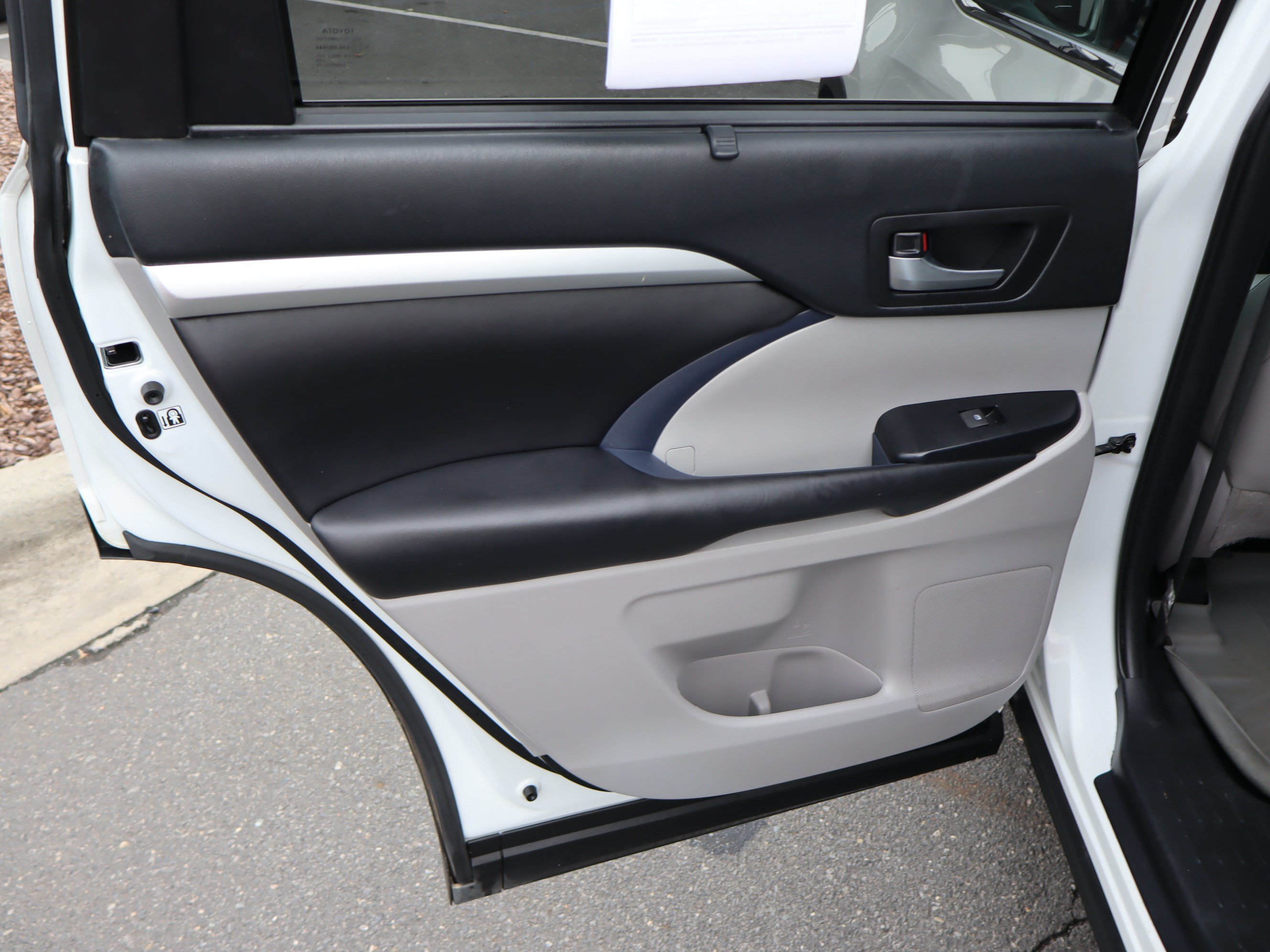 Used 2019 Toyota Highlander XLE FWD image 32