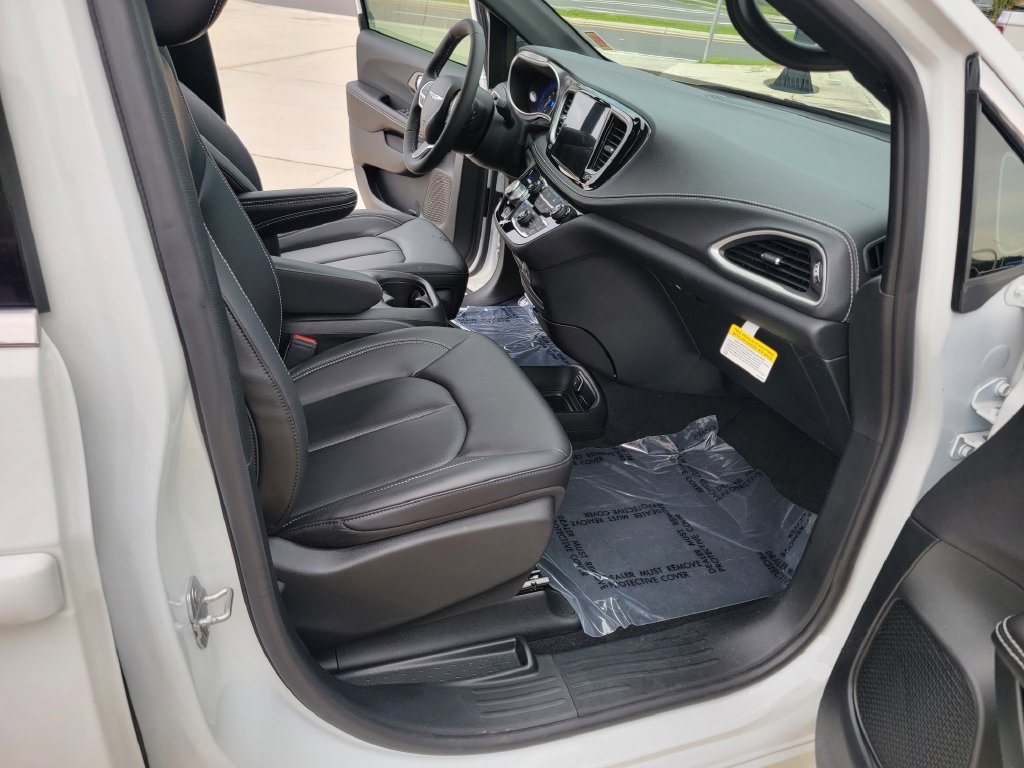 Used 2026 Chrysler Pacifica Select FWD image 15