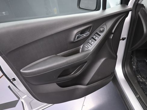 Used 2019 Chevrolet Trax LS image 13