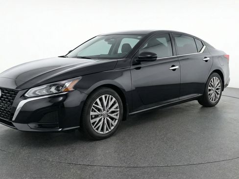 Used 2025 Nissan Altima 2.5 SV FWD image 3