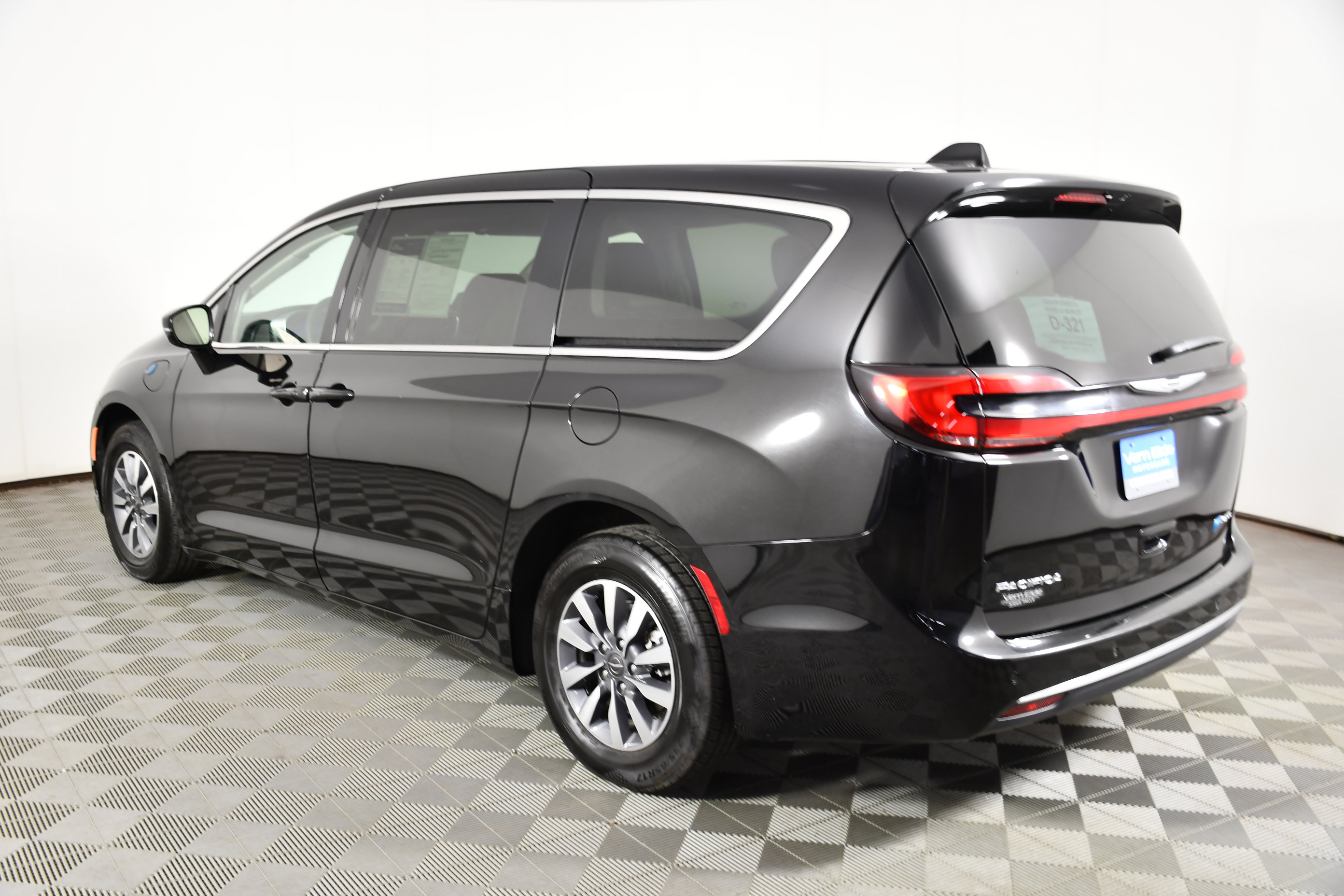Used 2024 Chrysler Pacifica Limited FWD image 8