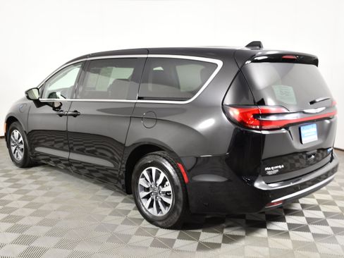 Used 2024 Chrysler Pacifica Limited FWD image 8
