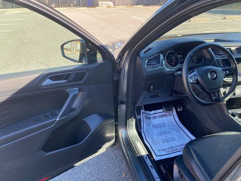 Used 2020 Volkswagen Tiguan SE R-Line image 10