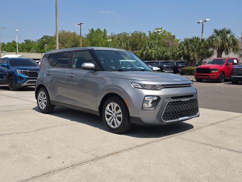 Certified 2022 Kia Soul LX image 2