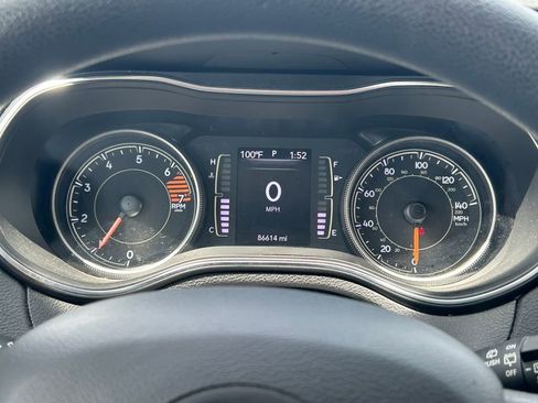 Used 2019 Jeep Cherokee Latitude w/ Popular Appearance Group FWD image 27