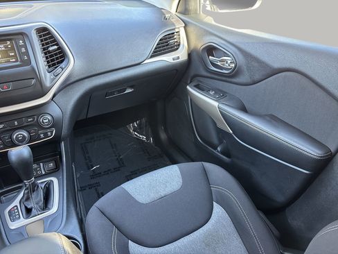 Used 2018 Jeep Cherokee Latitude w/ Safety Group image 15