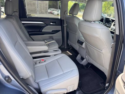 Used 2019 Toyota Highlander XLE w/ Carpet Mat Package (TMS) AWD/4WD image 17