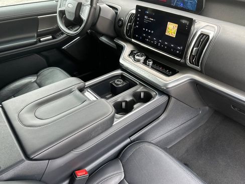 Used 2025 Ford Expedition Platinum AWD/4WD image 17