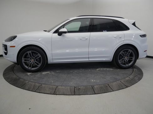 Certified 2026 Porsche Cayenne AWD/4WD image 2